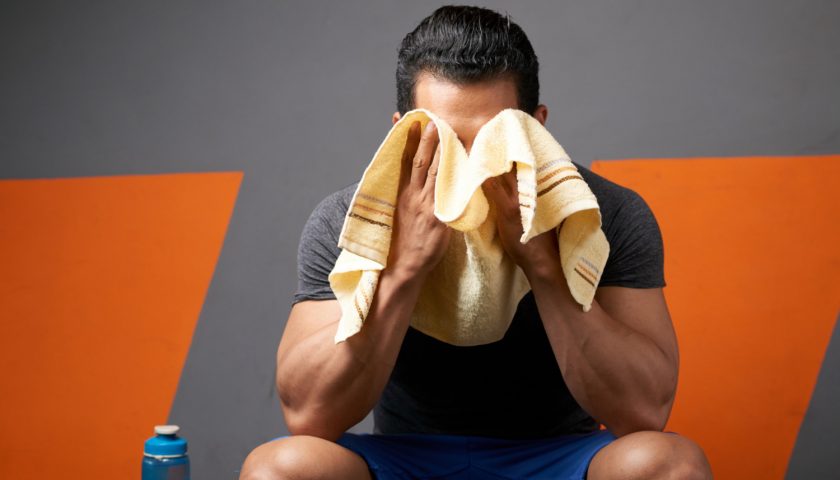 homme qui essuie sa transpiration