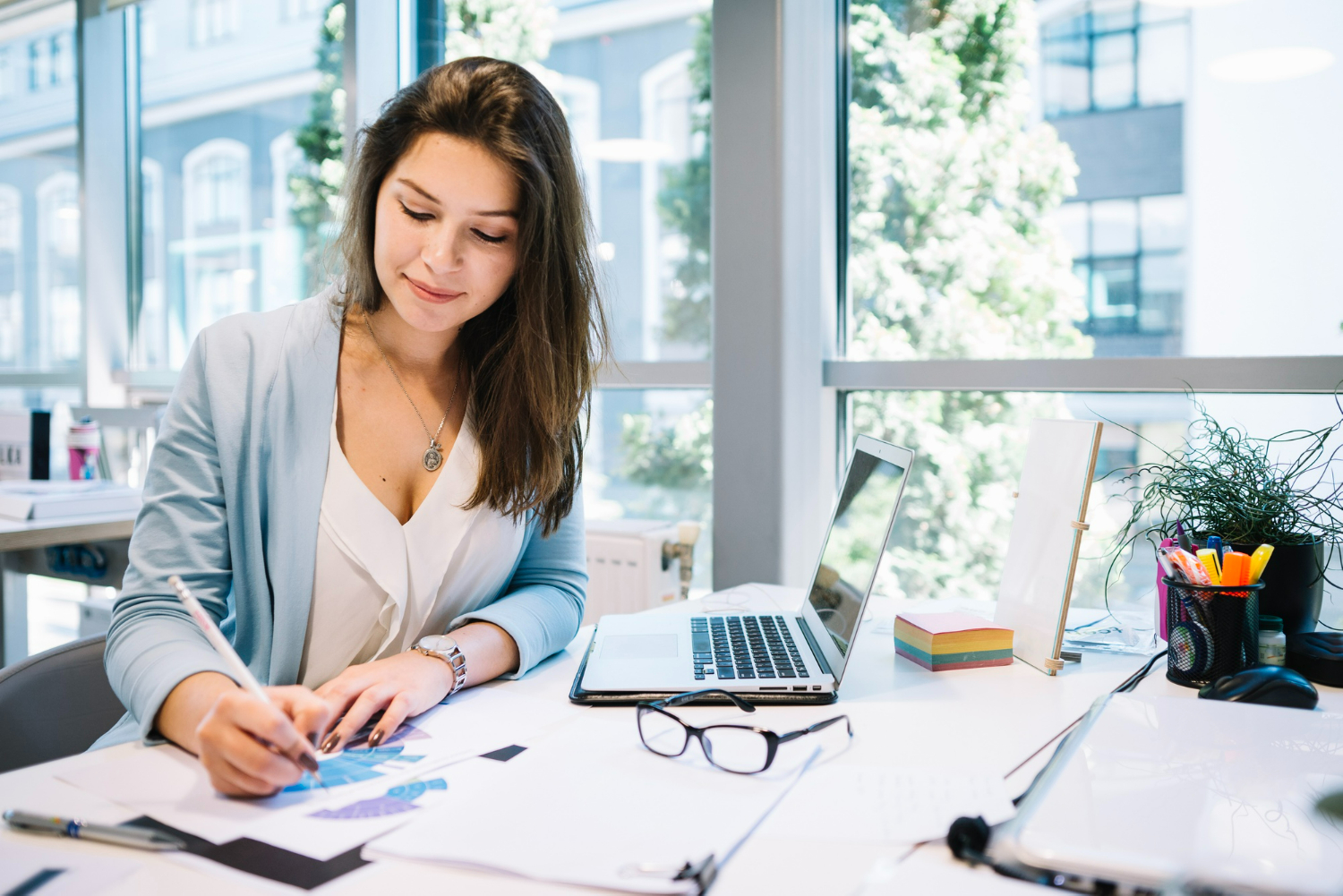 femme suivant une formation à distance