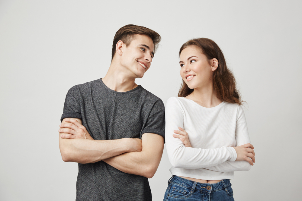 deux amis qui se regardent dans les yeux