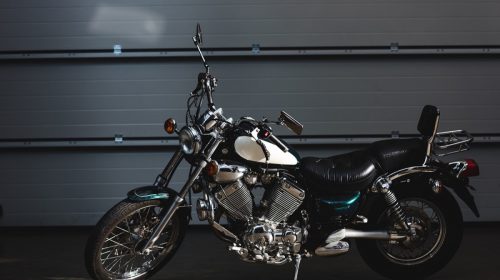 une belle moto noire et blanche