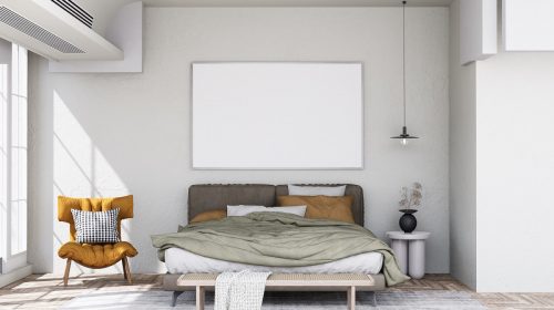 un lit dans une chambre avec un cadre de lit