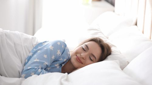 une femme dormant en pyjama