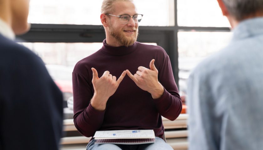 un homme faisant un coaching