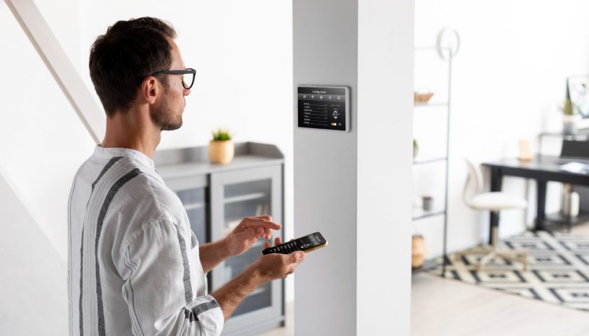 une personne utilisant un smartphone pour gérer la domotique