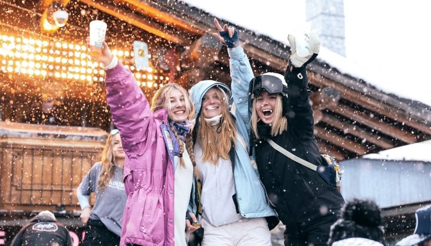 trois femmes au ski avec des gobelets réutilisables