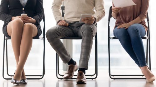 un groupe de personnes attendant sur des chaises pour un entretien