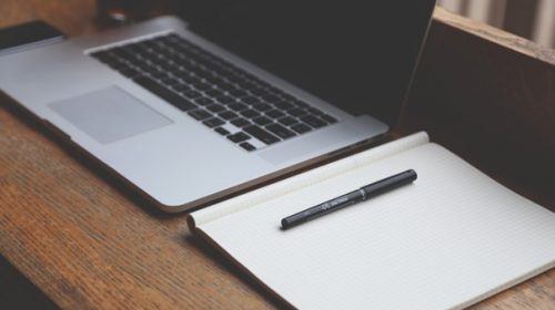 un carnet proche d'un ordinateur