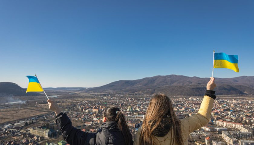 deux femmes tenant un drapeau de l'Ukraine