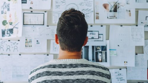 un hypersensible regardant des contenus