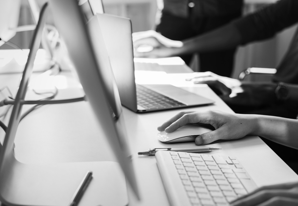 des personnes travaillant sur des ordinateurs portbales