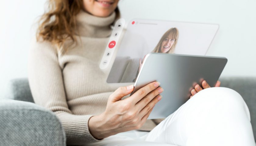une femme sur un site de rencontre