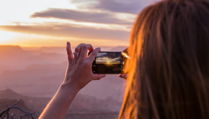 une femme prenant une photo du paysage