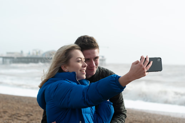 un couple faisant un selfie sur la plage