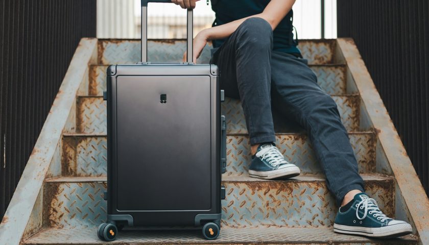 un homme assis avec une valise