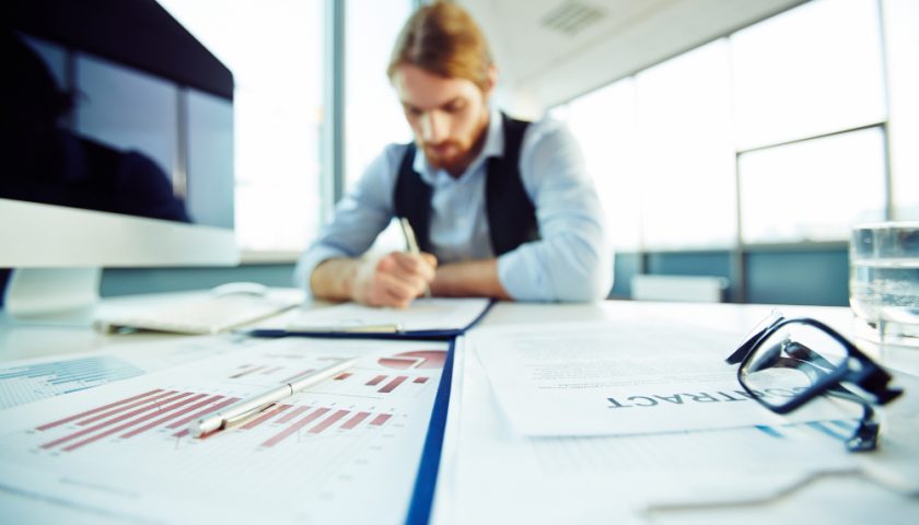 un homme travaillant sur un bureau