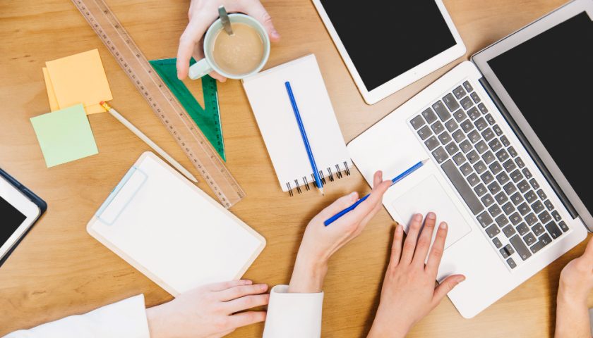 bureau avec bloc note et ordinateur