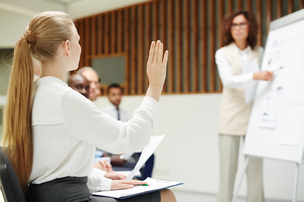 une jeune femme levant la main en formation