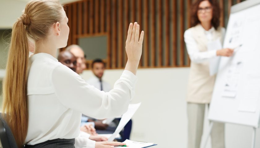 une jeune femme levant la main en formation